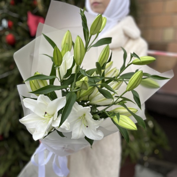 5 белых Восточных лилий